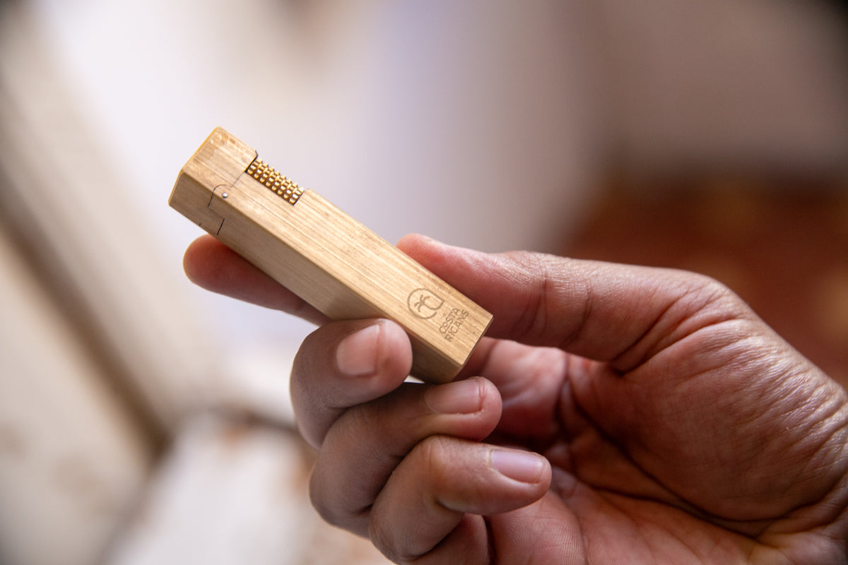 THE GOLDEN HOUR — RETRO FIRE de perfil, cuerpo de cobre con el logo de THE COSTA RICANS