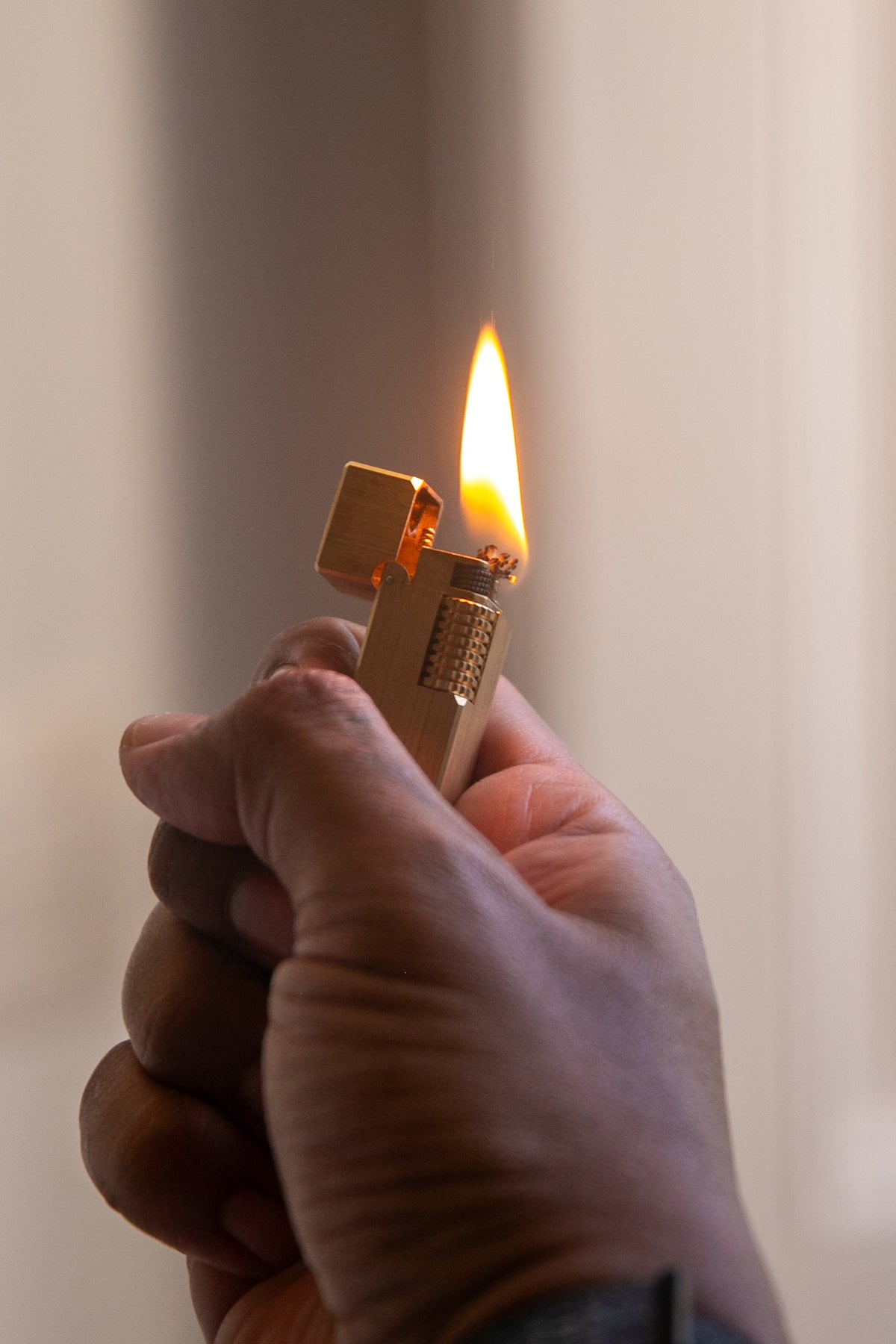 THE GOLDEN HOUR — RETRO FIRE encendido, la llama en la mano