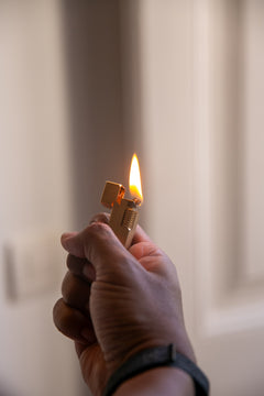 THE GOLDEN HOUR — RETRO FIRE encendido, la llama en la mano