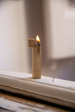 THE GOLDEN HOUR — RETRO FIRE encendido sobre una ventana de madera blanca